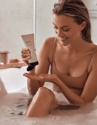 Ahava Dead Sea Water mineralni gel za prhanje z vlažilnim učinkom 200 ml