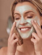 Ahava Mineral Mud posvetlitvena maska za obraz z vlažilnim učinkom 50 ml