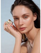 Ahava Osmoter™ Skin-Responsive posvetlitvena krema za predel okoli oči proti zabuhlosti in temnim kolobarjem 15 ml