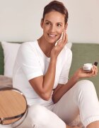 Ahava Time To Revitalize pomlajevalna dnevna krema proti gubam 50 ml