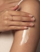 Antipodes Joyful Hand & Body Cream hranilna krema za roke in telo z vonjem Wild blackcurrant 120 ml