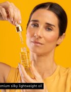Apivita Beessential Oils Strengthening & Hydrating Day Oil posvetlitveno dnevno olje za intenzivno hidracijo 15 ml