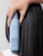 Aveda Smooth Infusion™ Perfect Blow Dry gladilno pršilo za sušenje s sušilcem proti krepastim lasem 200 ml