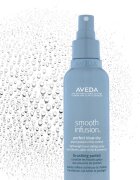 Aveda Smooth Infusion™ Perfect Blow Dry gladilno pršilo za sušenje s sušilcem proti krepastim lasem 50 ml