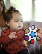 Baby Einstein Curiosity Clutch Twist & Pop aktivnostna igrača 3 m+ 1 kos