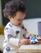 Baby Einstein Curiosity Clutch Twist & Pop aktivnostna igrača 3 m+ 1 kos