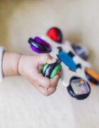Baby Einstein Curiosity Clutch Twist & Pop aktivnostna igrača 3 m+ 1 kos
