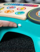Baby Einstein Hape Magic Touch Gramofon DJ Discovery™ glasbena igrača 6m+ 1 kos