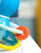 Baby Einstein Opus's Shake & Soothe Teether Toy & Rattle grizalo z ropotuljico 0 m+ 1 kos
