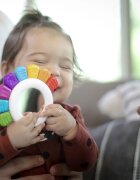Baby Einstein Outstanding Opus Rattle & Teether Sensory Toy grizalo z ropotuljico 1 kos