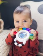 Baby Einstein Outstanding Opus Rattle & Teether Sensory Toy grizalo z ropotuljico 1 kos