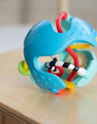 Baby Einstein Rattle & Sense™ senzorična žogica z grizljajočim delom 3m+ 1 kos