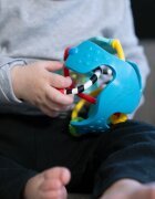 Baby Einstein Rattle & Sense™ senzorična žogica z grizljajočim delom 3m+ 1 kos