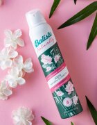 Batiste Naturally Bamboo & Gardenia suhi šampon za absorbcijo odvečnega sebuma in za osvežitev las 200 ml