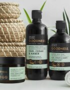 Baylis & Harding Goodness Oud Cedar & Amber solni piling za telo 450 g
