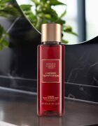 Baylis & Harding The Edit Cherry Temptation odišavljeno pršilo za telo za ženske Cherry Jasmin & Sandalwood 250 ml