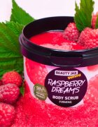 Beauty Jar Yummy Raspberry Dreams učvrstitveni piling za telo 360 g