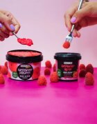 Beauty Jar Yummy Raspberry Dreams učvrstitveni piling za telo 360 g