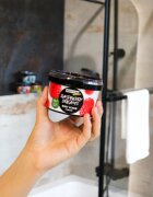 Beauty Jar Yummy Raspberry Dreams učvrstitveni piling za telo 360 g