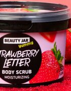 Beauty Jar Yummy Strawberry Letter nežni piling z vlažilnim učinkom 360 g