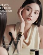 Bobbi Brown Serum Silk Foundation lahki tekoči puder s posvetlitvenim učinkom odtenek Warm Porcelain 30 ml
