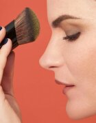 Bobbi Brown Vitamin Enriched Pressed Powder kompaktni puder z vlažilnim učinkom odtenek Yellow 8 g