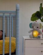 Bright Starts Hug-a-bye Baby™ plišasta igrača z melodijo 0 m+ 1 kos