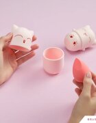 BrushArt Accessories Cutie Cat travel case with make-up sponge gobica za nanos make-upa s potovalnim etuijem