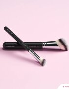 BrushArt Professional B11 Angled foundation brush čopič za make-up B11 1 kos