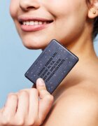 Carbon Theory Charcoal & Tea Tree Oil čistilni piling za telo za problematično in mastno kožo 100 g