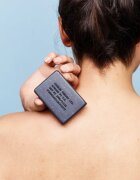Carbon Theory Charcoal & Tea Tree Oil čistilni piling za telo za problematično in mastno kožo 100 g