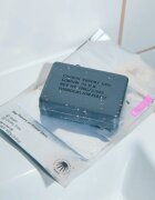 Carbon Theory Charcoal & Tea Tree Oil čistilni piling za telo za problematično in mastno kožo 100 g
