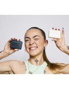 Carbon Theory Charcoal & Tea Tree Oil čistilno trdo milo za pomiritev kože 100 g