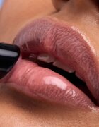 Catrice Peptide Drip Milky Lip Serum negovalni sijaj za ustnice s peptidi odtenek C010 Flirty Flush 9 ml