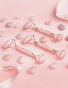 Crystallove Rose Quartz Selflove Set valjček za masažo za obraz in pripomoček za masažo