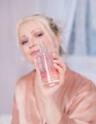 Crystallove Rose Quartz Shimmer Facial Mist meglica za obraz za osvetlitev kože 100 ml