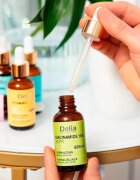 Delia Cosmetics Vitamin C serum za osvetljevanje za obraz vrat in dekolte 30 ml
