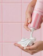 DESERVED Whipped Shower Foam Strawberry Milkshake pena za prhanje za telo 250 ml