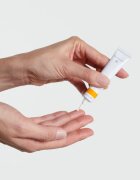 Dr. Hauschka Eye And Lip Care dnevna vlažilna krema za predel okoli oči 12.5 ml