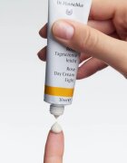 Dr. Hauschka Facial Care lahka krema iz vrtnice 30 ml