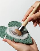 EcoTools Makeup Brush Cleansing Pad krtačka za čiščenje čopičev 1 kos
