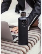 EQUA Mismatch Posoda za vodo + embalaža iz umetnega usnja barva Graphite 1 kos