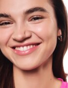 essence All About Soft Glow! transparentni fiksacijski puder za osvetlitev kože 8 g