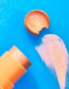 essence BABY GOT HOLO GLOW paličica za osvetljevanje odtenek 10 Holy Apricotly 5 g