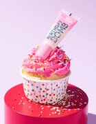 essence Birthday Bomb transparenten sijaj za ustnice za bleščeč sijaj odtenek 01 Cake My Day! 10 ml