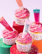 essence Birthday Bomb transparenten sijaj za ustnice za bleščeč sijaj odtenek 01 Cake My Day! 10 ml
