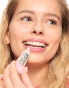 essence Birthday Bomb transparenten sijaj za ustnice za bleščeč sijaj odtenek 01 Cake My Day! 10 ml