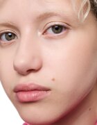 essence BLUR NUDE senčila za oči v svičniku odtenek 05 Oat Milk Glow 1.2 g