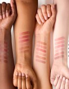 essence Blur Soufflé tonirani balzam za ustnice z mat učinkom odtenek 02 Nude Peach 3 g