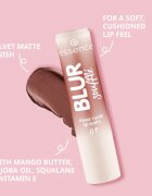 essence Blur Soufflé tonirani balzam za ustnice z mat učinkom odtenek 02 Nude Peach 3 g